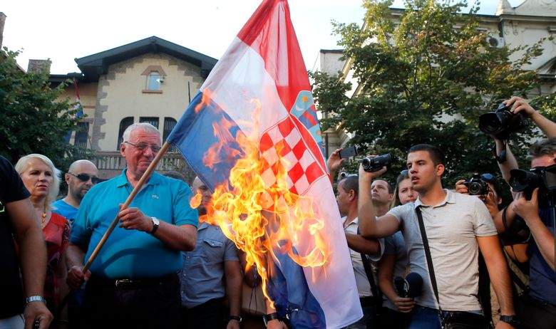 Zločinac Šešelj gazio zastavu Hrvatske, pa psovao delegaciji